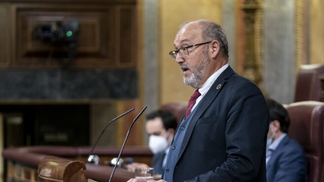 El diputado del PSOE, Juan Bernardo Fuentes, interviene en una sesión plenaria extraordinaria en el Congreso de los Diputados, a 25 de enero de 2022, en Madrid (España). El Pleno del Congreso de los Diputados se ha reunido en sesión extraordinaria para pronunciarse sobre la convalidación o derogación de tres Reales Decretos-leyes sobre la modificación del Régimen Económico y Fiscal de Canarias, de medidas complementarias para la reparación de los daños ocasionados por las erupciones volcánicas en La Palma y de medidas urgentes en el ámbito energético. 25 ENERO 2022;PLENO;CONGRESO;LA PALMA;MEDIDAS;CONGRESO DE LOS DIPUITADOS A. Pérez Meca / Europa Press (Foto de ARCHIVO) 25/1/2022