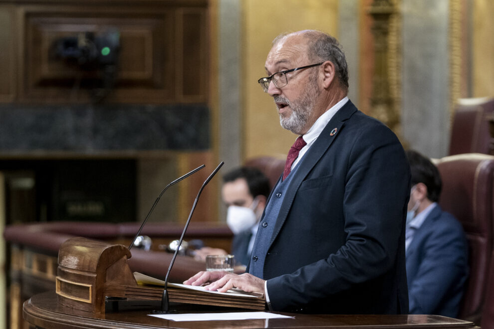 El diputado del PSOE, Juan Bernardo Fuentes, interviene en una sesión plenaria extraordinaria en el Congreso de los Diputados, a 25 de enero de 2022, en Madrid (España). El Pleno del Congreso de los Diputados se ha reunido en sesión extraordinaria para pronunciarse sobre la convalidación o derogación de tres Reales Decretos-leyes sobre la modificación del Régimen Económico y Fiscal de Canarias, de medidas complementarias para la reparación de los daños ocasionados por las erupciones volcánicas en La Palma y de medidas urgentes en el ámbito energético. 25 ENERO 2022;PLENO;CONGRESO;LA PALMA;MEDIDAS;CONGRESO DE LOS DIPUITADOS A. Pérez Meca / Europa Press (Foto de ARCHIVO) 25/1/2022