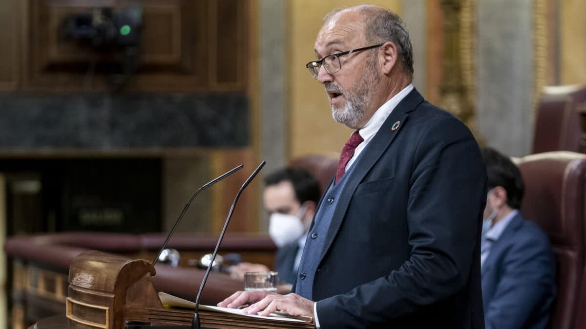 El diputado del PSOE, Juan Bernardo Fuentes, interviene en una sesión plenaria extraordinaria en el Congreso de los Diputados