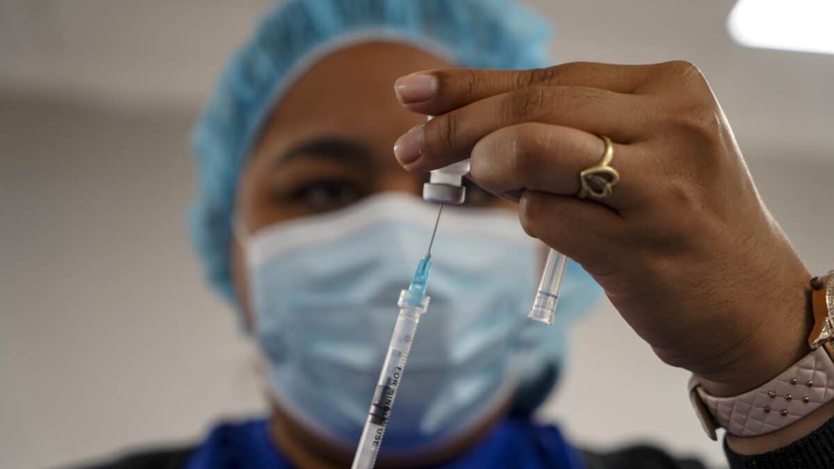 Un trabajador de la salud prepara una vacuna Pfizer Coronavirus (Covid-19)