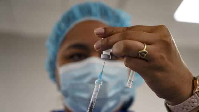 Un trabajador de la salud prepara una vacuna Pfizer Coronavirus (Covid-19)