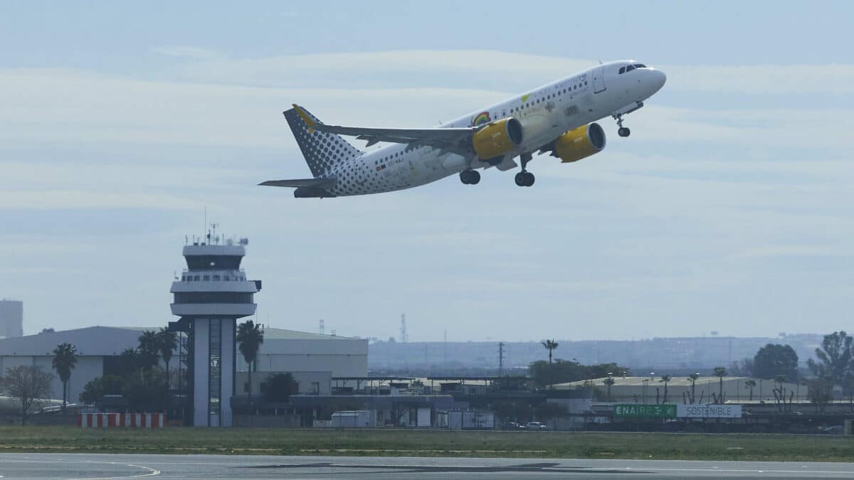 Un avión despega del aeropuerto de Sevilla.