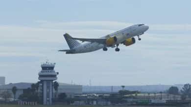 Torres de control privatizadas: aplauso de las aerolíneas y protesta de Podemos y sindicatos