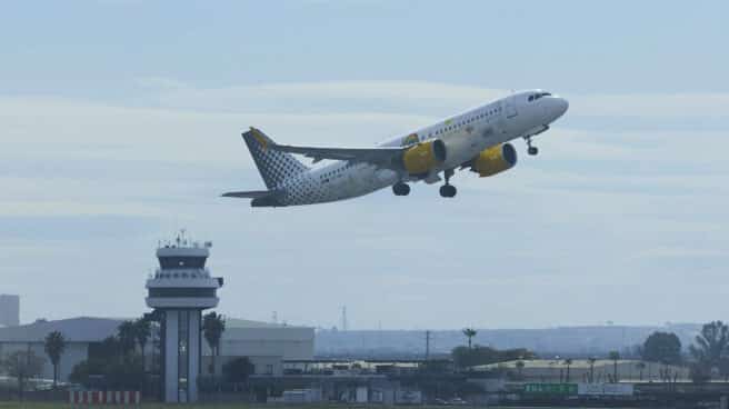 Remodelación y ampliación del Aeropuerto de Sevilla Un avión despega del aeropuerto de Sevilla.