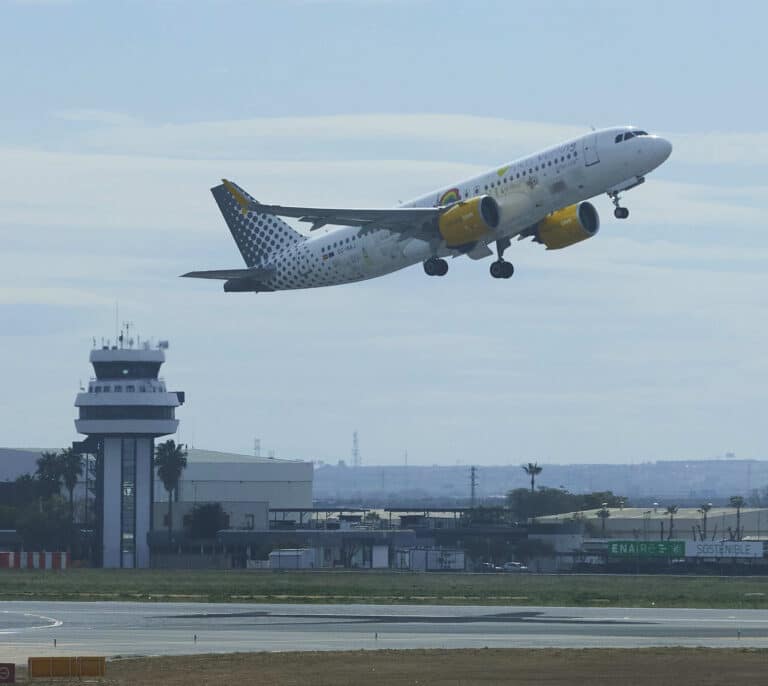 Torres de control privatizadas: aplauso de las aerolíneas y protesta de Podemos y sindicatos
