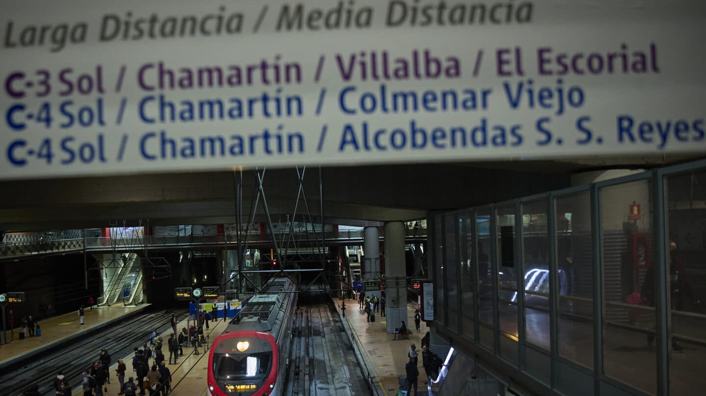 Un tren a su llegada a los andenes de la estación de Atocha
