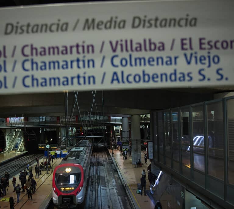 El corte del Cercanías entre Nuevos Ministerios y Chamartín provoca una ola de quejas: "Es un desastre todo"