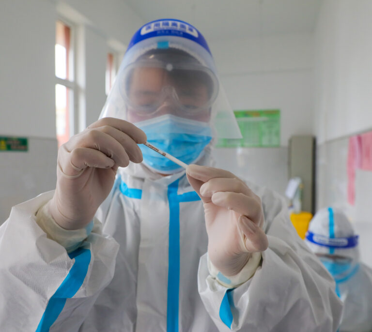 Un laboratorio chino fue el que originó el Covid-19, según un estudio de EEUU