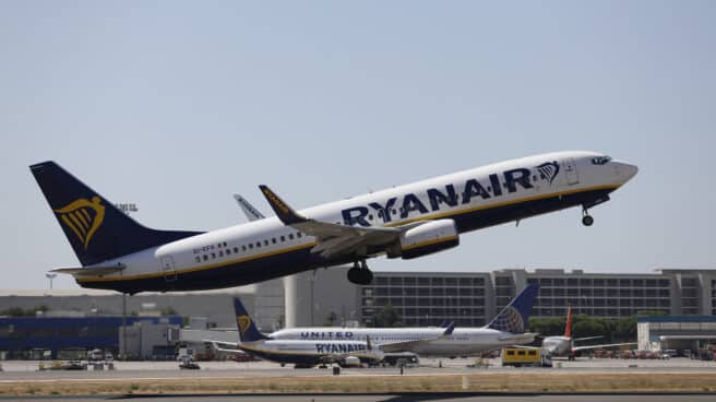 Un avión de Ryanair despega del aeropuerto. La aerolínea de bajo costo más grande de Europa, Ryanair