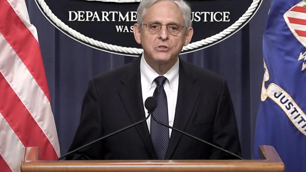 El fiscal general Merrick Garland habla en una conferencia de prensa después de que agentes del FBI registraran la propiedad Mar-a-Lago