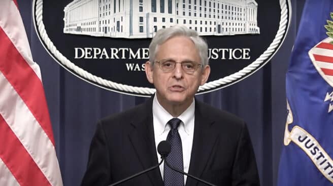 EEUU entrega a Ucrania fondos embargados a oligarcas rusos El fiscal general Merrick Garland habla en una conferencia de prensa después de que agentes del FBI registraran la propiedad Mar-a-Lago