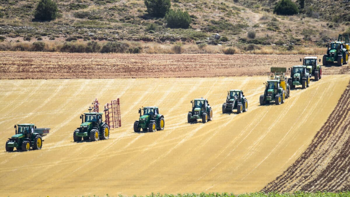 Tractores verdes y rojos participan en una partida gigante de ajedrez