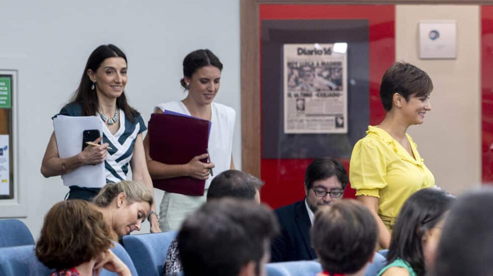 (I-D) La ministra de Justicia, Pilar Llop; laministra de Igualdad, Irene Montero y la ministra Portavoz, Isabel Rodríguez, a su llegada a una rueda de prensa posterior a la reunión del Consejo de Ministros, en el Palacio de La Moncloa, a 30 de agosto de 2022, en Madrid (España). Abortar sin permiso paterno a las menores de 16 y 17 años, el acceso gratuito a la píldora del día después o las bajas por menstruación dolorosa son algunas de las medidas que incluye la reforma de la Ley del Aborto impulsada por Igualdad. La norma vio luz verde del Ejecutivo en el mes de mayo y hoy ha regresado al Consejo de Ministros para culminar esta primera fase de su tramitación, antes de pasar al Parlamento. La reforma de la ley del aborto también trata la conocida como pobreza menstrual. Así, las píldoras anticonceptivas de última generación volverán a estar cubiertas por la Seguridad Social y se promoverán los métodos de anticoncepción masculina.