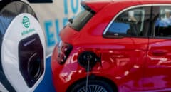 Las ventas de coches diésel caen a mínimos pero aún duplican a las de los eléctricos