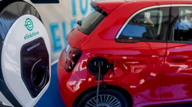 Un vehículo eléctrico durante su recarga. Un vehículo eléctrico durante su recarga.