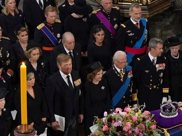 Panorámica del funeral de Isabel II, con los Reyes Eméritos al lado de los Reyes Letizia y Felipe