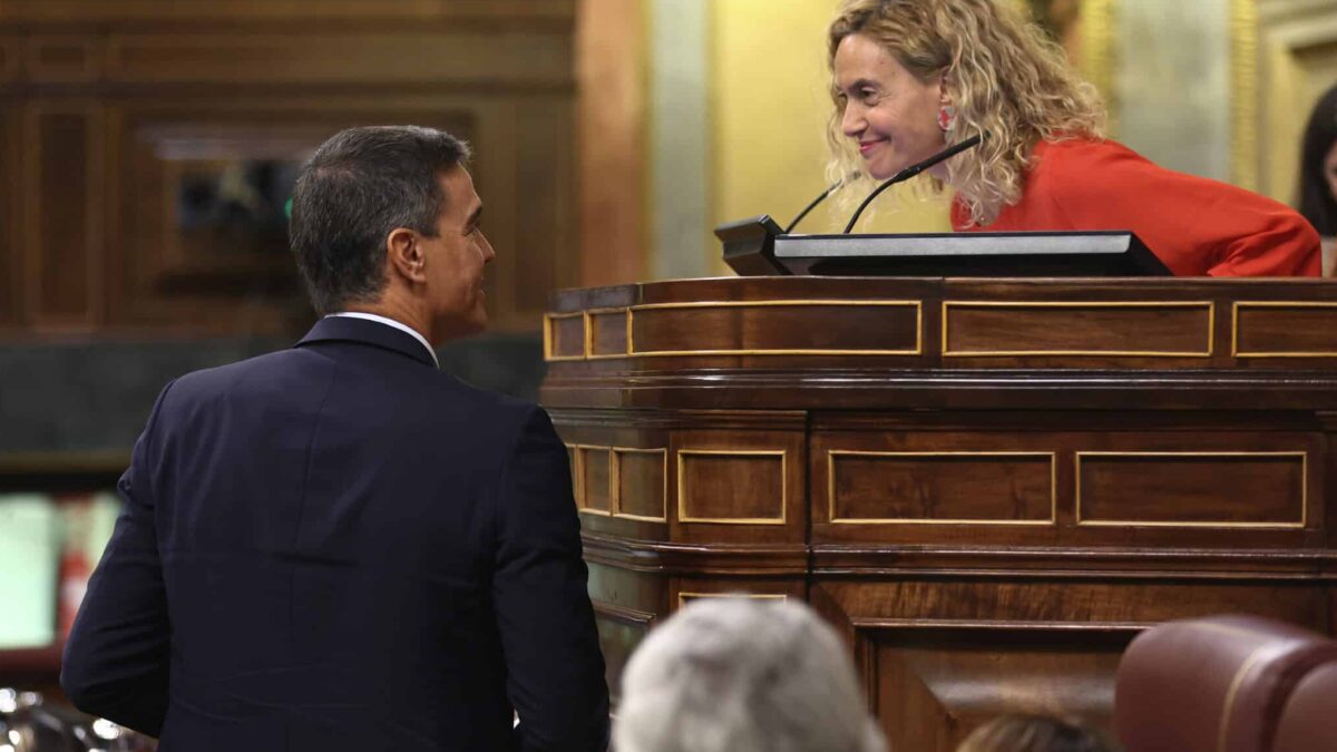 El presidente del Gobierno, Pedro Sánchez y la presidenta del Congreso, Meritxell Batet (d), durante una sesión plenaria en el Congreso de los Diputados, a 13 de octubre de 2022, en Madrid (España). El presidente del Gobierno acude al Congreso para informar sobre la cumbre europea celebrada en Praga la semana pasada y las medidas del Gobierno para afrontar la crisis derivada de la guerra de Ucrania. Además durante el pleno se dará cuenta sobre los avances en la negociación del Midcat, las ayudas sociales, el plan de contingencia energética y las líneas generales de los Presupuestos Generales del Estado (PGE). 13 OCTUBRE 2022;ANTICRISIS;CUMBRE DE PRAGA;CONGRESO;CUMBRE EUROPEA DE PRAGA Eduardo Parra / Europa Press (Foto de ARCHIVO) 13/10/2022