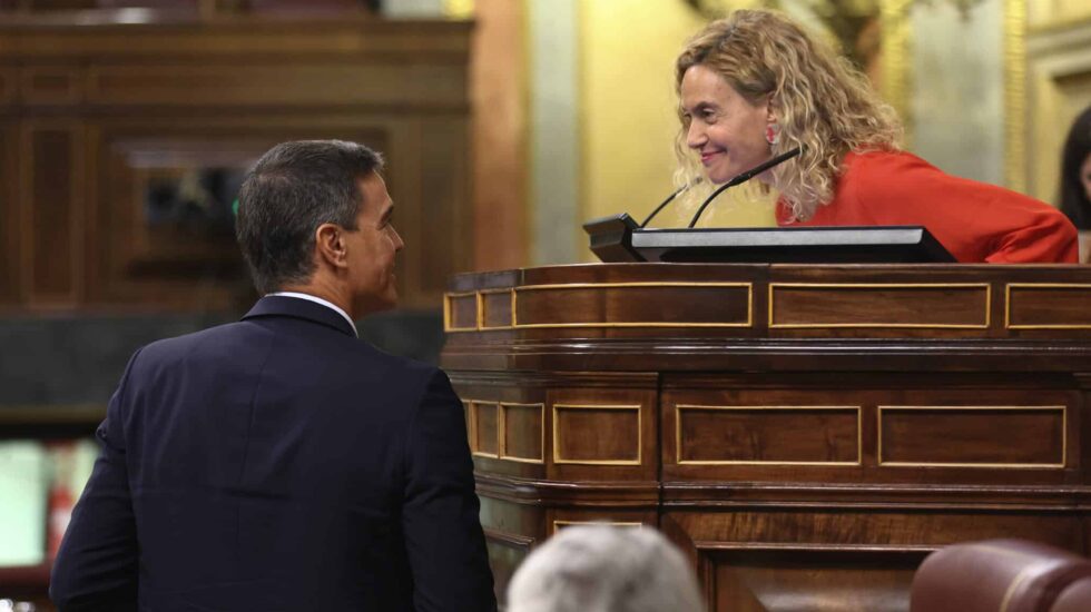 El presidente del Gobierno, Pedro Sánchez y la presidenta del Congreso, Meritxell Batet (d), durante una sesión plenaria en el Congreso de los Diputados, a 13 de octubre de 2022, en Madrid (España). El presidente del Gobierno acude al Congreso para informar sobre la cumbre europea celebrada en Praga la semana pasada y las medidas del Gobierno para afrontar la crisis derivada de la guerra de Ucrania. Además durante el pleno se dará cuenta sobre los avances en la negociación del Midcat, las ayudas sociales, el plan de contingencia energética y las líneas generales de los Presupuestos Generales del Estado (PGE). 13 OCTUBRE 2022;ANTICRISIS;CUMBRE DE PRAGA;CONGRESO;CUMBRE EUROPEA DE PRAGA Eduardo Parra / Europa Press (Foto de ARCHIVO) 13/10/2022