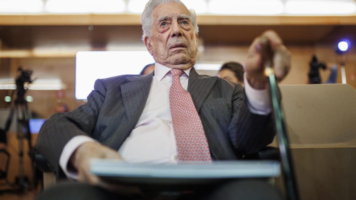 El escritor y Premio Nobel de Literatura, Mario Vargas Llosa, a su llegada a un foro de análisis y debate en la Real Casa de Correos