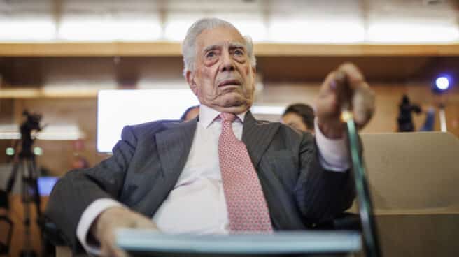 El escritor y Premio Nobel de Literatura, Mario Vargas Llosa, a su llegada a un foro de análisis y debate en la Real Casa de Correos