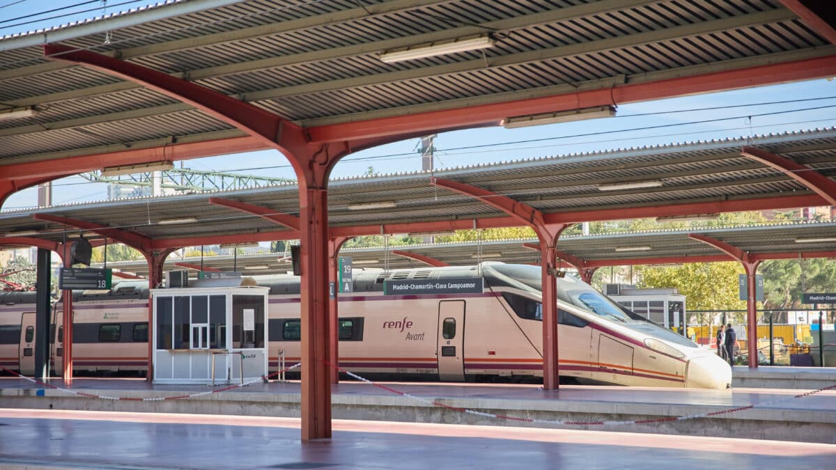 Vista de un tren en un andén de la Estación Madrid Chamartín–Clara Campoamor