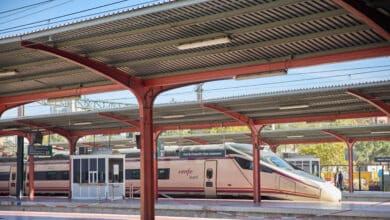 Miles de pasajeros afectados por retrasos de varias horas en los AVE de Madrid a Valencia y Alicante