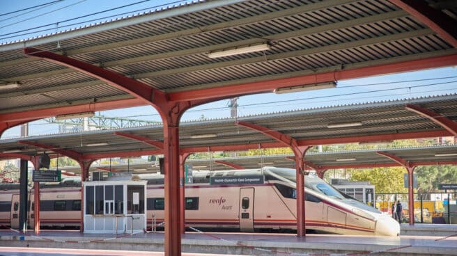 Vista de un tren en un andén de la Estación Madrid Chamartín–Clara Campoamor, a 7 de noviembre de 2022, en Madrid (España).