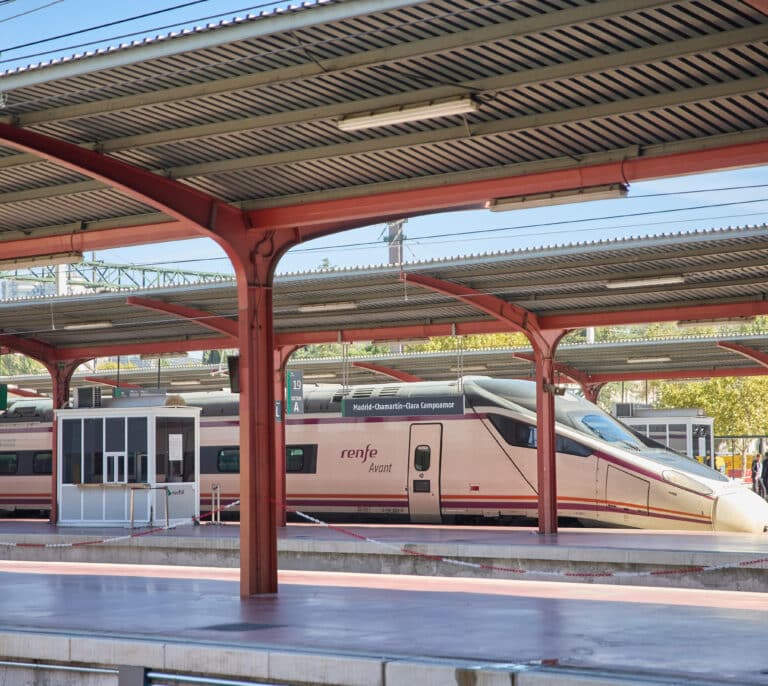 Miles de pasajeros afectados por retrasos de varias horas en los AVE de Madrid a Valencia y Alicante