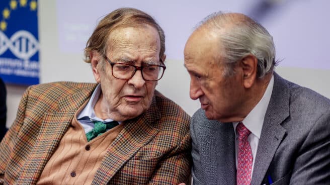 Ramón Tamames (izqda.), junto a Pedro Guillén. Ramón Tamames (izqda.), junto a Pedro Guillén.