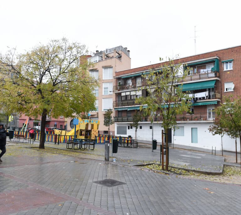 Detienen a un joven de 15 años por conducir junto a su madre y su hermana en el polígono Marconi