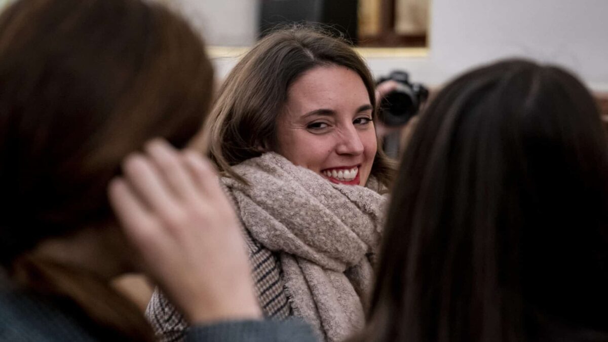 La ministra de Igualdad, Irene Montero, a su salida de una sesión plenaria, en el Congreso de los Diputados, a 21 de diciembre de 2022, en Madrid (España). El Pleno del Congreso debate la Ley de los Mercados de Valores y de los Servicios de Inversión, que encarará así su último trámite en la Cámara Baja para pasar a su tramitación en el Senado. Con la nueva norma, se reforzarán los controles de servicios de criptoactivos y, entre otras medidas, se permitirá que se suspenda la autorización a un proveedor de servicios en el caso de que este cometa una infracción muy grave. El Pleno del Congreso también aborda la nueva Ley de Empleo, por la que se modificará el Estatuto de los Trabajadores para que, en caso de despido colectivo, la Inspección de Trabajo y Seguridad Social se pronuncie sobre la concurrencia de las causas especificadas por la empresa en la comunicación inicial del Expediente de Regulación (ERE) 21 DICIEMBRE 2022;MADRID;CONGRESO DE LOS DIPUTADOS;LEY DE MERCADOS DE VALORES A. Pérez Meca / Europa Press (Foto de ARCHIVO) 21/12/2022