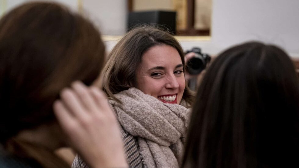 La ministra de Igualdad, Irene Montero, a su salida de una sesión plenaria, en el Congreso de los Diputados, a 21 de diciembre de 2022, en Madrid (España). El Pleno del Congreso debate la Ley de los Mercados de Valores y de los Servicios de Inversión, que encarará así su último trámite en la Cámara Baja para pasar a su tramitación en el Senado. Con la nueva norma, se reforzarán los controles de servicios de criptoactivos y, entre otras medidas, se permitirá que se suspenda la autorización a un proveedor de servicios en el caso de que este cometa una infracción muy grave. El Pleno del Congreso también aborda la nueva Ley de Empleo, por la que se modificará el Estatuto de los Trabajadores para que, en caso de despido colectivo, la Inspección de Trabajo y Seguridad Social se pronuncie sobre la concurrencia de las causas especificadas por la empresa en la comunicación inicial del Expediente de Regulación (ERE) 21 DICIEMBRE 2022;MADRID;CONGRESO DE LOS DIPUTADOS;LEY DE MERCADOS DE VALORES A. Pérez Meca / Europa Press (Foto de ARCHIVO) 21/12/2022