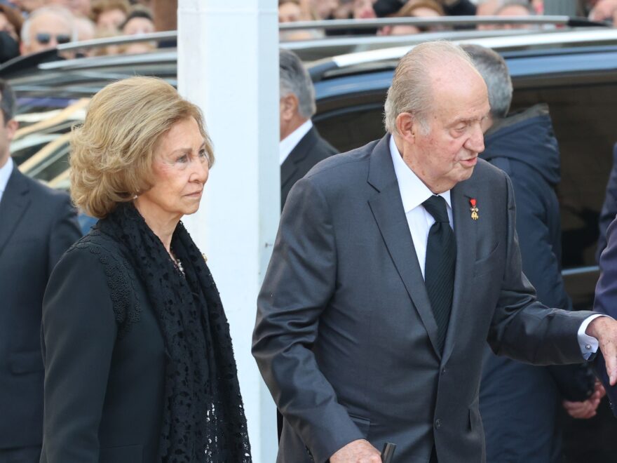 La reina Sofía y el rey Juan Carlos I llegando al funeral por el rey Constantino de Grecia en la Catedral Metropolitana de Atenas
