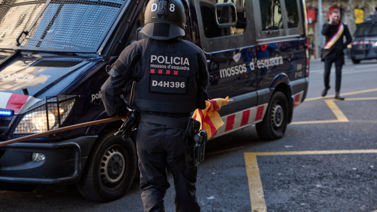 Un vehículo y un agente de los Mossos d'Esquadra durante la manifestación de los CDR, que ha partido del consulado francés