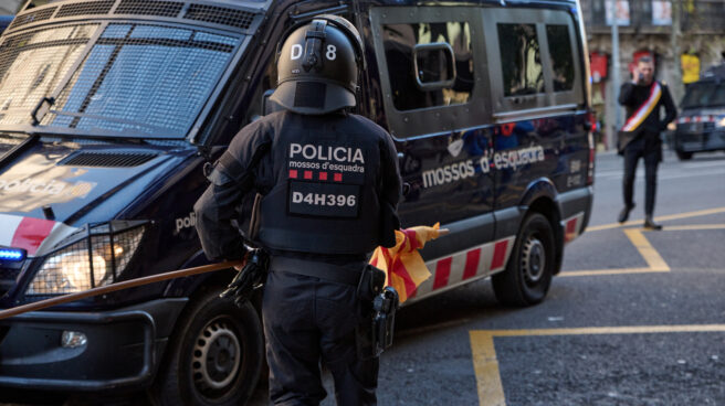 Un vehículo y un agente de los Mossos d'Esquadra durante la manifestación de los CDR, que ha partido del consulado francés