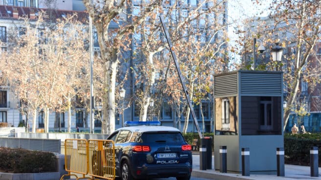 Detenida una mujer por abandonar a su hija de cuatro años en mitad de la noche para irse a trabajar Un coche de policía a su llegada a la Audiencia Nacional, a 27 de enero de 2023, en Madrid (España)