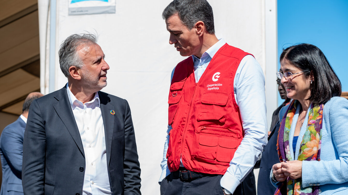 (I-D) El presidente de Canarias, Ángel Víctor Torres; el presidente del Gobierno, Pedro Sánchez y la ministra de Sanidad, Carolina Darias, durante su visita a la base logística del Programa Mundial de Alimentos de las Naciones Unidas (WPF), a 27 de enero de 2023, en las Palmas de Gran Canaria, Gran Canaria, Islas Canarias (España). La base logística del Programa Mundial de Alimentos de las Naciones Unidas (WFP, por sus siglas en inglés) se estableció en Las Palmas en 2012 gracias a un acuerdo formalizado por España, con financiación de la Agencia Española de Cooperación Internacional para el Desarrollo y la cesión de los espacios de almacenaje necesarios, para la puesta en marcha de las operaciones de preposicionamiento y trasbordo de alimentos y otros productos de emergencia por parte de Puertos del Estado. Según la última renovación de la colaboración -cerrada en julio pasado-, España contribuirá con un total de seis millones de euros para apoyar las labores de preposicionamiento y trasbordo de alimentos de la base hasta 2026. 27 ENERO 2023;ALIMENTOS;NACIONES UNIDAS;GRAN CANARIA;LOGISTICA;LAS PALMAS;POSICIONAMIENTO;AYUDA;AYUDA HUMANITARIA;LA PALMA Europa Press / Europa Press 27/1/2023