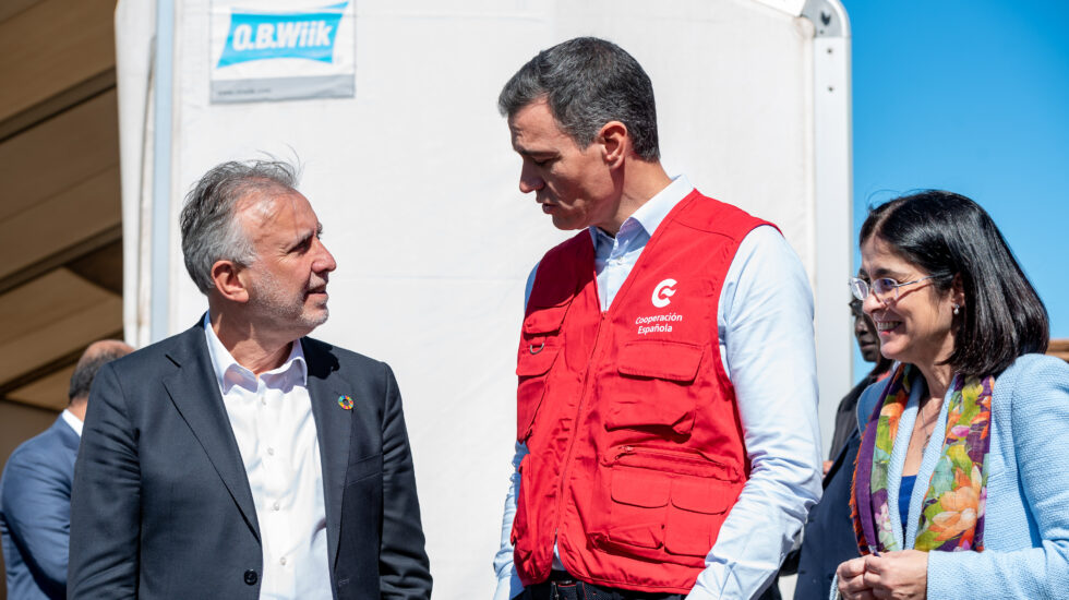 (I-D) El presidente de Canarias, Ángel Víctor Torres; el presidente del Gobierno, Pedro Sánchez y la ministra de Sanidad, Carolina Darias, durante su visita a la base logística del Programa Mundial de Alimentos de las Naciones Unidas (WPF), a 27 de enero de 2023, en las Palmas de Gran Canaria, Gran Canaria, Islas Canarias (España). La base logística del Programa Mundial de Alimentos de las Naciones Unidas (WFP, por sus siglas en inglés) se estableció en Las Palmas en 2012 gracias a un acuerdo formalizado por España, con financiación de la Agencia Española de Cooperación Internacional para el Desarrollo y la cesión de los espacios de almacenaje necesarios, para la puesta en marcha de las operaciones de preposicionamiento y trasbordo de alimentos y otros productos de emergencia por parte de Puertos del Estado. Según la última renovación de la colaboración -cerrada en julio pasado-, España contribuirá con un total de seis millones de euros para apoyar las labores de preposicionamiento y trasbordo de alimentos de la base hasta 2026. 27 ENERO 2023;ALIMENTOS;NACIONES UNIDAS;GRAN CANARIA;LOGISTICA;LAS PALMAS;POSICIONAMIENTO;AYUDA;AYUDA HUMANITARIA;LA PALMA Europa Press / Europa Press 27/1/2023