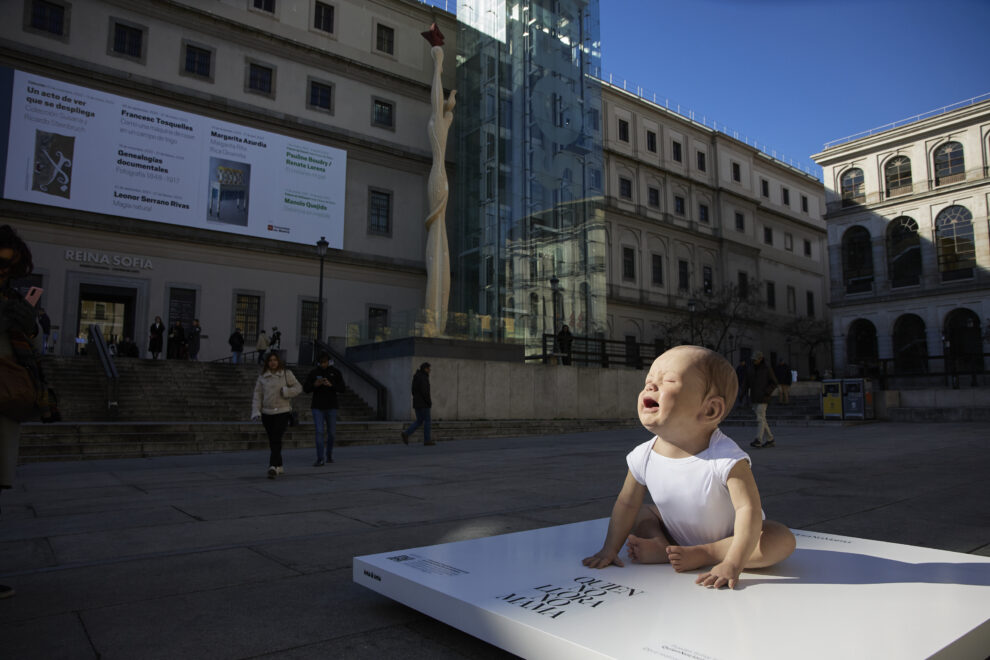 Un bebe gigante llora para reivindicar el derecho a la lactancia en espacios públicos