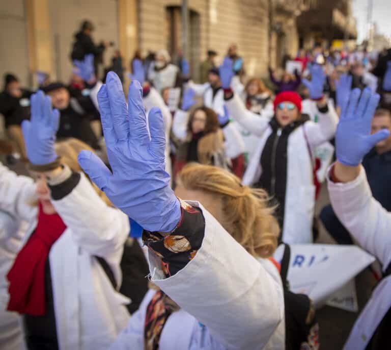 Lo que les duele a los médicos: mucha responsabilidad, malos horarios y poco sueldo