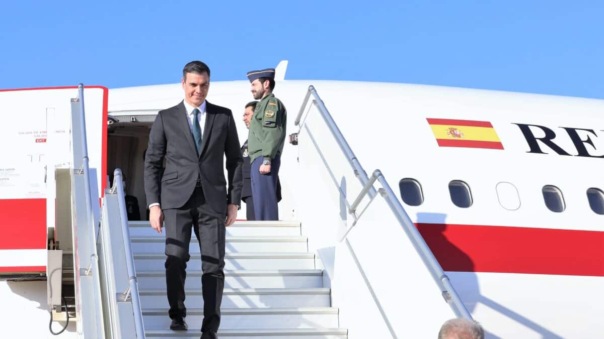 El presidente del Gobierno de España, Pedro Sánchez, baja del avión presidencial, Falcon