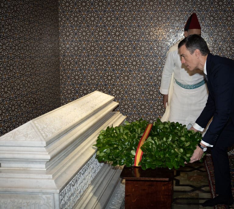 La doble moral de Sánchez: dar lecciones de antifascismo mientras se arrodilla ante Mohamed VI