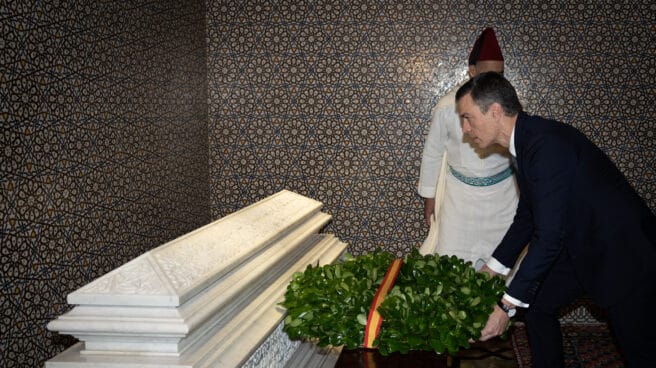 Pedro Sánchez, ofrece una corona de laurel a la tumba del rey Mohamed V.