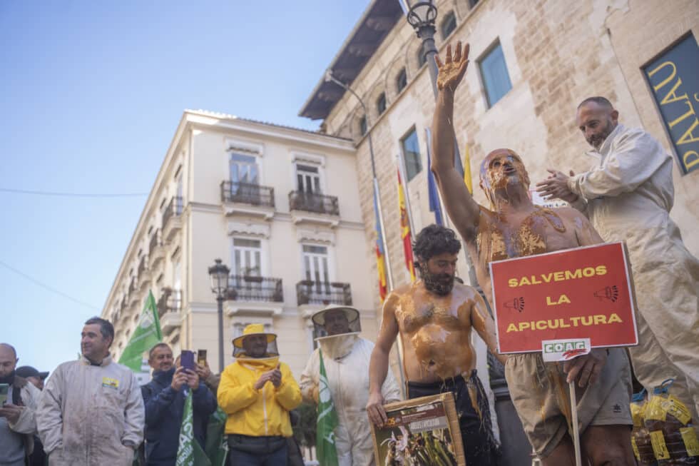 Apicultores bañándose en miel