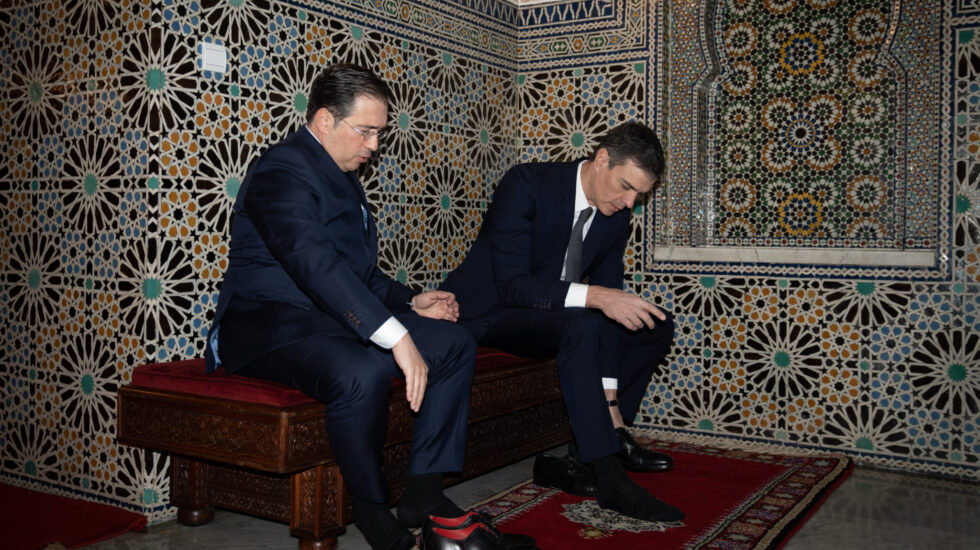 El ministro de Asuntos Exteriores, Unión Europea y Cooperación, José Manuel Albares, y el presidente del Gobierno, Pedro Sánchez se descalzan a su llegada al Mausoleo de Mohamed V en Rabat (Marruecos).