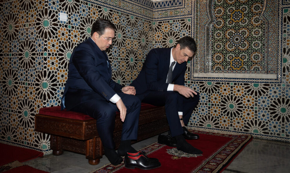 El ministro de Asuntos Exteriores, Unión Europea y Cooperación, José Manuel Albares, y el presidente del Gobierno, Pedro Sánchez se descalzan a su llegada al Mausoleo de Mohamed V en Rabat (Marruecos).
