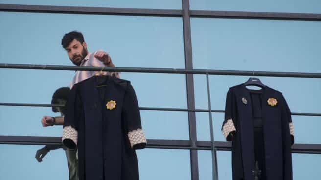Dos letrados de la Administración de Justicia de Lugo cuelgan sus togas durante una hora, en los Juzgados de la ciudad (Europa Press)