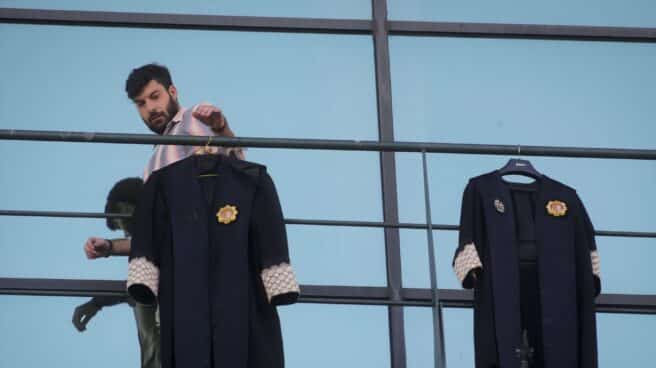 Dos letrados de la Administración de Justicia de Lugo cuelgan sus togas durante una hora, en los Juzgados de la ciudad (Europa Press) Dos letrados de la Administración de Justicia de Lugo cuelgan sus togas durante una hora, en los Juzgados de la ciudad (Europa Press)