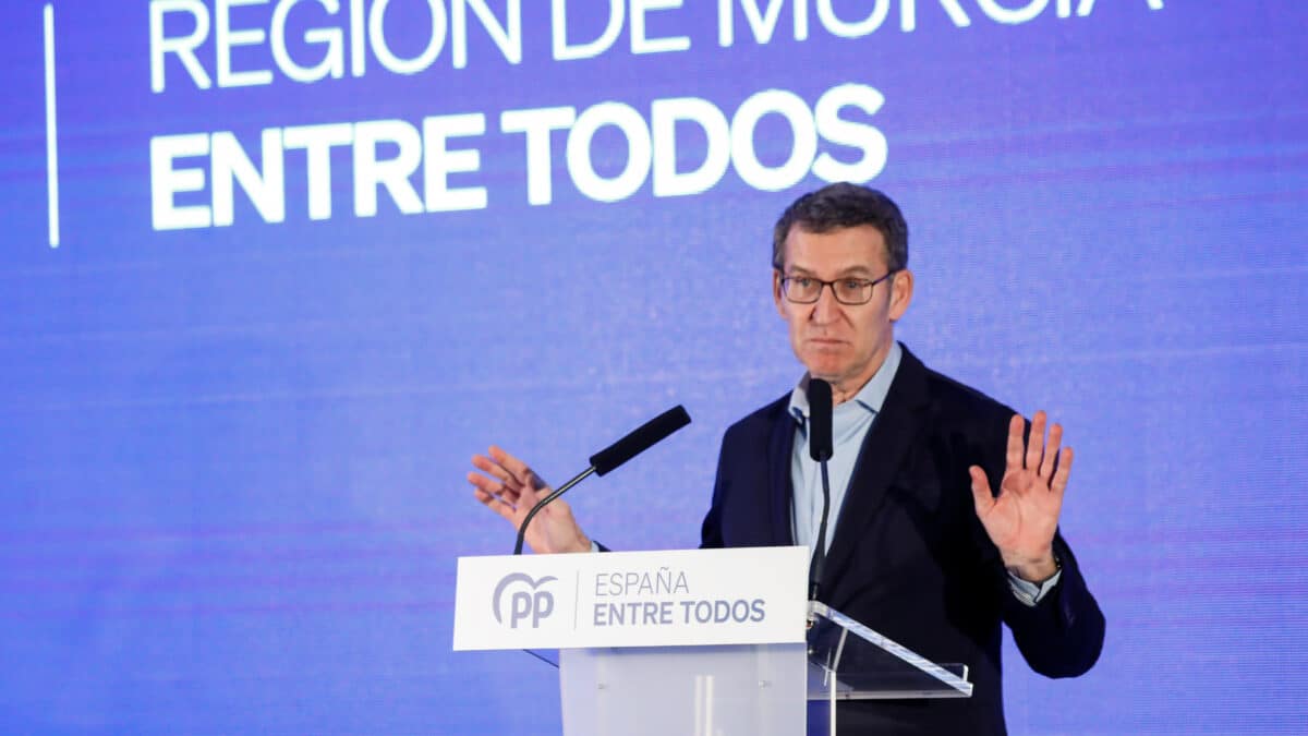 El presidente del Partido Popular (PP), Alberto Núñez Feijóo, interviene en el acto de presentación del alcaldable de Alcantarilla