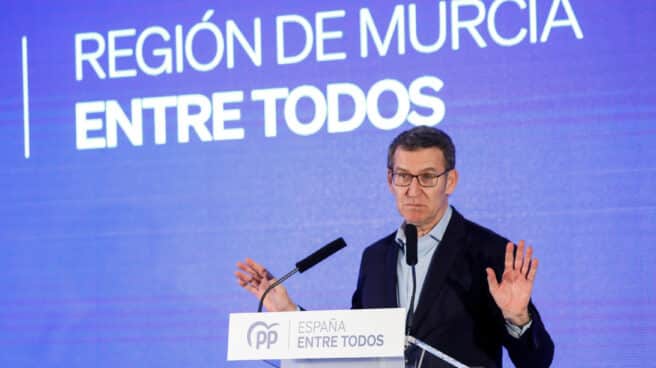 El presidente del Partido Popular (PP), Alberto Núñez Feijóo, interviene en el acto de presentación del alcaldable de Alcantarilla